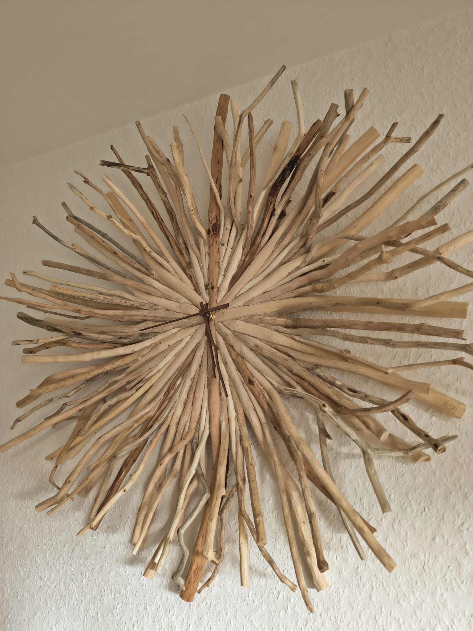 Horloge murale en éclats de bois flotté rayonnant depuis son centre comme un soleil