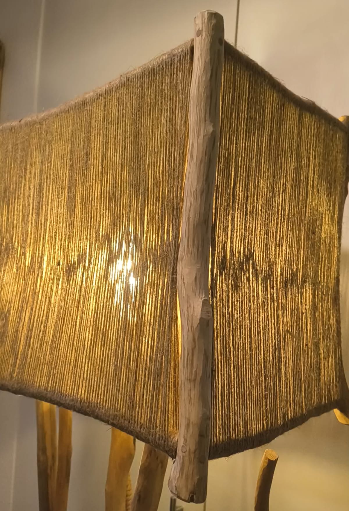 Détail d'un angle de l'abat-jour tissé en corde de jute