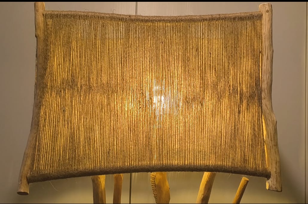 Lampe en corde de jute allumée, vue de face, structure en bois flotté