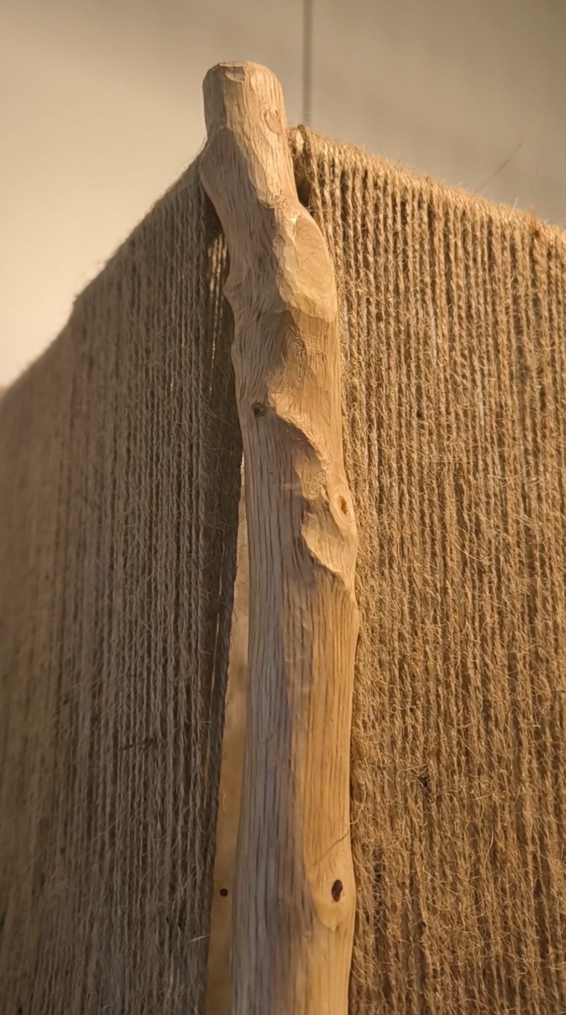 Détail de la branche de bois flotté formant l'arête de l'abat-jour en jute