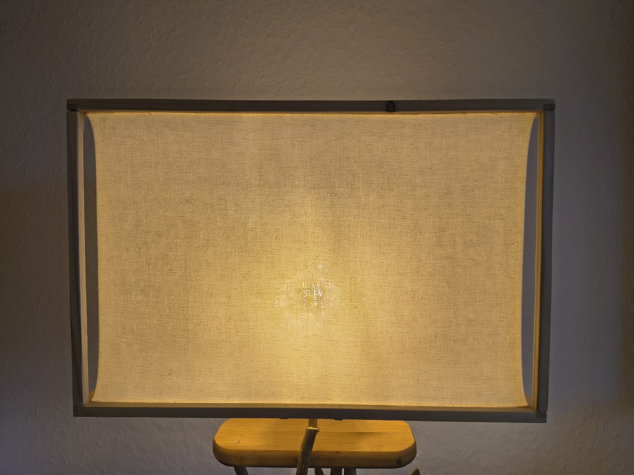 Lampe Racines allumée, vue de face, abat-jour en lin naturel